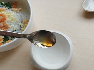 14、海米菠菜拌粉丝,最后再来些香油和鸡精，搅拌均匀。