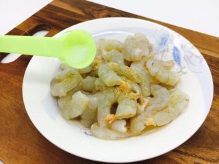 5、春节初二回娘家三鲜卤面四拌菜之三 清炒虾仁,放一小捏盐。