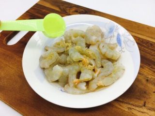 6、春节初二回娘家三鲜卤面四拌菜之三 清炒虾仁,放1勺料酒。