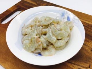 8、春节初二回娘家三鲜卤面四拌菜之三 清炒虾仁,把它们抓匀，腌制5分钟。