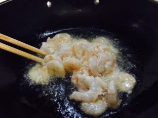 10、春节初二回娘家三鲜卤面四拌菜之三 清炒虾仁,用筷子轻轻滑动虾仁。