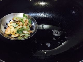 14、春节初二回娘家三鲜卤面四拌菜之三 清炒虾仁,然后捞出葱姜蒜，不要了，留底油备用。