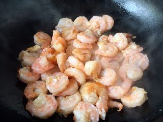 15、春节初二回娘家三鲜卤面四拌菜之三 清炒虾仁,放入炒好的虾仁。