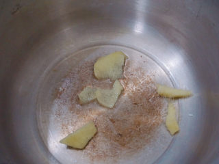 5、萝卜炖鸭肉,高压锅内放入姜片