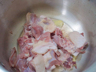 6、萝卜炖鸭肉,放入已洗干净的鸭肉