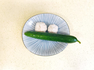 1、蒜泥黄瓜,准备好食材