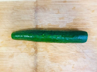 3、蒜泥黄瓜,去掉两头