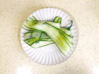 5、蒜泥黄瓜,一根黄瓜变成好多条薄薄的长条