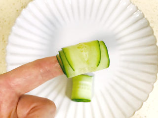 6、蒜泥黄瓜,取一条长条，在食指上卷成一圈