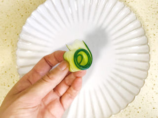 7、蒜泥黄瓜,成一个黄瓜圈圈