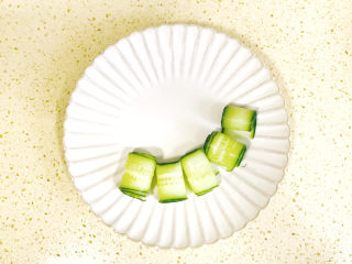 8、蒜泥黄瓜,排放在盘中