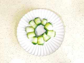 9、蒜泥黄瓜,一条条卷起来，在盘中摆放成一圈