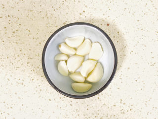 11、蒜泥黄瓜,大蒜去皮洗净