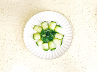 10、蒜泥黄瓜,再卷几个圈，放在中间，漂亮的黄瓜花就摆出来了