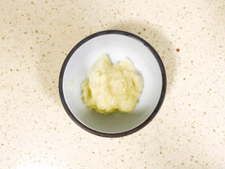 12、蒜泥黄瓜,用捣蒜器捣成蒜泥