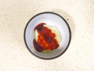 15、蒜泥黄瓜,我滴了一勺左右，搅拌均匀