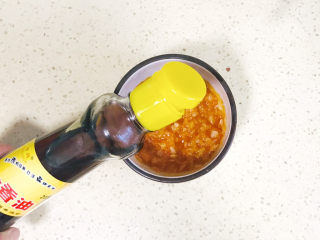 16、蒜泥黄瓜,再滴上少许小磨香油