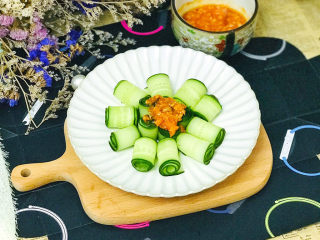 18、蒜泥黄瓜,在黄瓜花中间浇一勺蒜蓉，吃时拌匀，就是美味的蒜泥黄瓜了