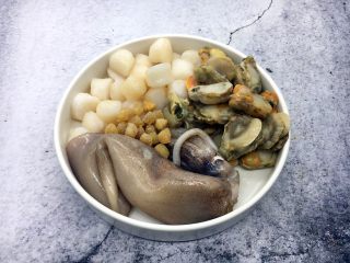 4、海鲜卤面,在三鲜卤中可放些自己喜欢的海鲜,大海鲜螃蟹、鲍鱼,以及贝壳类的小海鲜您随意加。我准备了小海鲜鱿鱼、全贝、鲜贝、和干贝,我感觉干贝的提鲜效果最好。