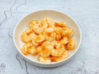 6、海鲜卤面,鲜虾的处理方式可提前炒成虾仁,也可以剥成虾仁直接放在卤里,我还是习惯把鲜虾剥了皮,挑了虾线,入味上浆后把虾仁炒熟。我个人感觉这两种方式做出来的效果没有太大的区别。