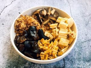 8、海鲜卤面,所有的干货都要提前泡发好。干货的泡发,泡发时请用凉水,木耳和香菇至少要提前1个小时泡发,腐竹和笋干要提前8个小时泡,干黄花菜泡半个小时就可以。然后把这些泡发的将泡发好的木耳撕小朵,黄花菜切1厘米段,香菇切小片,腐竹切成寸段,笋干切成1厘米见方的小片。 这些泡发食材切的大小可随个人喜好大小来切。