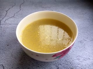 9、海鲜卤面,打三鲜卤需要放高汤(清水代替也可以),这是我提前煲好的高汤。