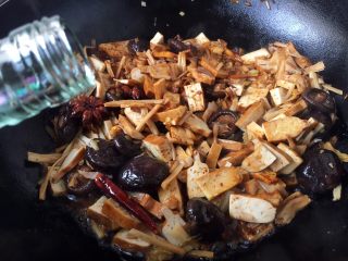 15、海鲜卤面,沿锅沿烹入1勺的料酒。