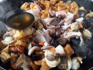 18、海鲜卤面,倒入香菇水。