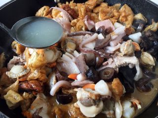 19、海鲜卤面,倒入高汤。