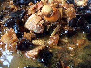 20、海鲜卤面,香菇水和高汤的量要没过食材3厘米左右。三鲜卤讲究大火炖小火焅,先将汤大火炖开,随后改小火慢炖,小火慢炖时间可自行掌握,一般情况下炖10分钟后面筋软烂就可以了。要想三鲜卤更好吃可小火炖2个小时,我当时炖了40分钟左右。