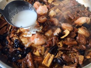 24、海鲜卤面,打三鲜卤必须要勾芡,勾芡后卤汁才能挂在面条上,面条才能吸足卤汁的味道。勾芡时改中火,淀粉(我用了50g左右)用水调匀,分次淋入锅里,每淋入一次要用铲子轻轻推匀,直到卤的浓稠适度,卤的浓稠度以卤汁能挂在面上为好。