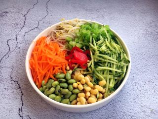 26、海鲜卤面,这是准备好的菜码:黄瓜、胡萝卜、绿豆芽,黄豆、青豆、芹菜丁、红粉皮。菜码是用于拌三鲜卤面的,有了它营养更均衡健康,菜码可随自己的口味搭配应季时蔬,丰俭由己。过年一定要放红粉皮,显得喜庆的同时寓意着新的一年里生活红红火火。