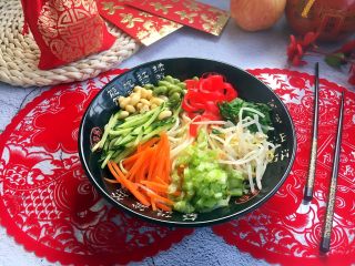 28、海鲜卤面,放入适量的菜码。