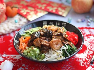 29、海鲜卤面,浇上三鲜卤,再加上几筷子你喜欢的四个拌菜,拌一拌,鲜浓醇厚的三鲜卤面味道妙不可言。