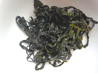 2、凉拌海藻菜,取120克