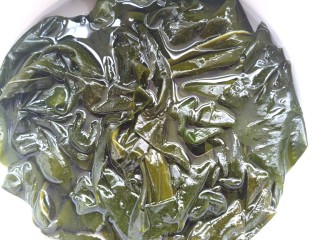 3、凉拌海藻菜,冲洗干净，用清水泡20分钟