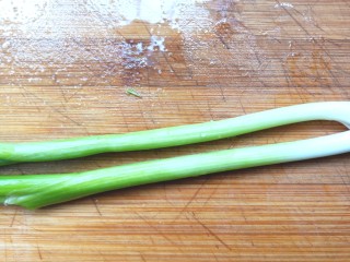 6、凉拌海藻菜,香葱摘好洗净