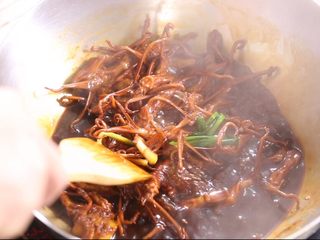 11、酱鸭舌,期间注意翻炒，防止水份蒸发，粘锅