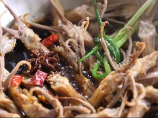 9、酱鸭舌,加入红辣椒 盐 糖 鸡精