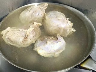 5、酱金钱腱,洗净肉外面粘附的血沫。