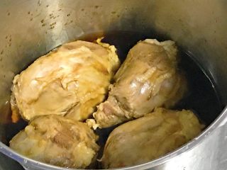 7、酱金钱腱,肉放到高压锅里，加入冰糖和丁香，倒入一碗酱青，两汤匙老抽。