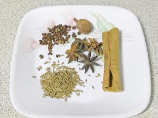 8、酱金钱腱,准备的香料：花椒，草果，桂皮，八角，小茴香。