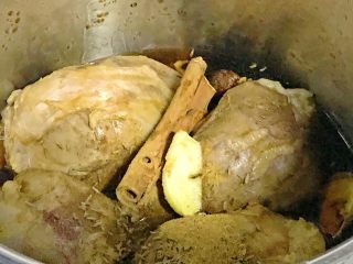 10、酱金钱腱,通通倒入高压锅里。