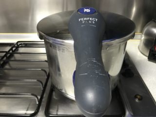 12、酱金钱腱,盖上盖子，大火煮开。