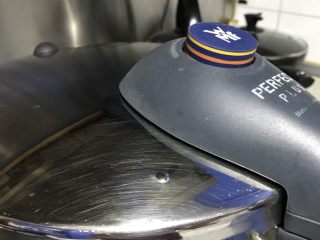 13、酱金钱腱,当高压锅满格，转小火再煮20分钟。