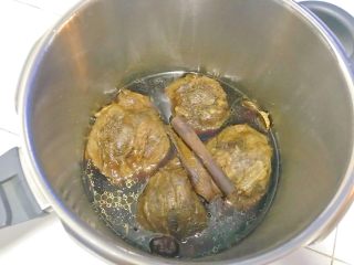 14、酱金钱腱,煮好后，不要急于开高压锅的盖子，等它凉透，最好浸泡一晚上，更加入味。