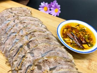 16、酱金钱腱,然后调一盘自己喜欢的酱料，蘸着吃，高大上的下酒菜呢……