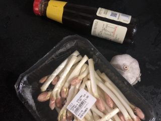 1、蚝油淋花生芽,主要材料