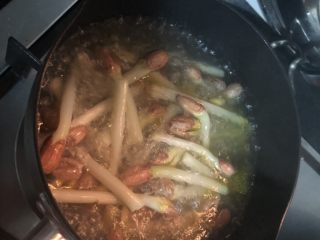 6、蚝油淋花生芽,可以观察一下，煮了三分钟的花生芽已经略略软身了，这个时候捞起沥干，装在干净的容器里