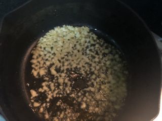 7、蚝油淋花生芽,另起一锅烧热油，放入蒜蓉炒香